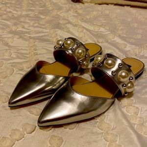 Nine West pearl, silver flats